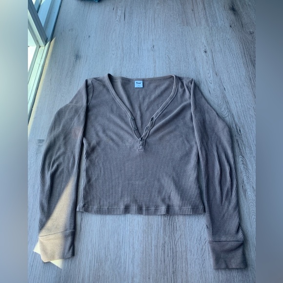 Aritzia brown long sleeve. - Picture 1 of 3